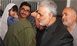 حاج قاسم به دیدار خانواده شهید خزایی رفت+عکس حاج قاسم به دیدار خانواده شهید خزایی رفت+عکس