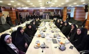 تجلیل از دختران شاهد و ایثارگر در روز جوان تجلیل از دختران شاهد و ایثارگر در روز جوان