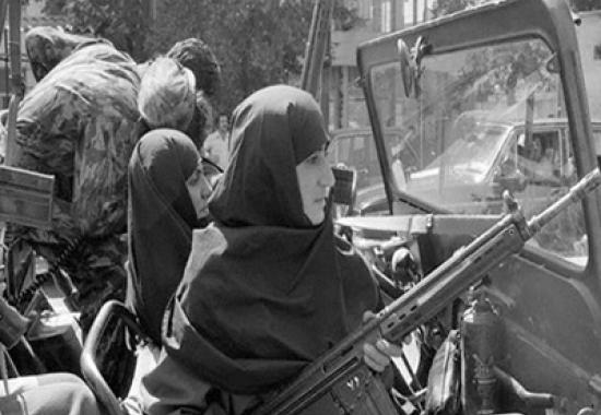 نبود پسرانم باعث شد به تنهایی با ماشین به منطقه بروم/ کل روز مسیر سنگر به خانه و از خانه به سنگر را طی می کردم