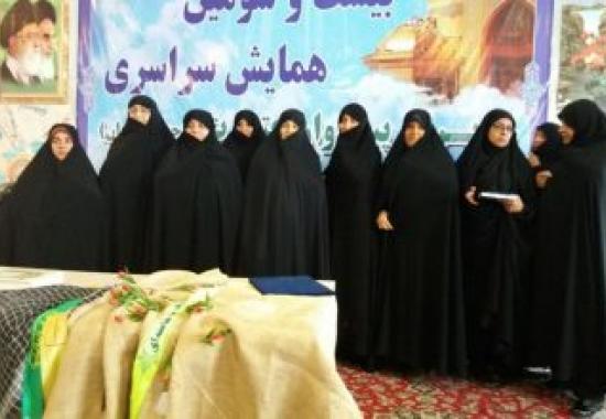 دریافت لوح نمونه کشوری توسط مسئول خواهران هیئت رزمندگان برخوار+ تصاویر