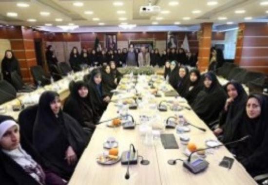 تجلیل از دختران شاهد و ایثارگر در روز جوان